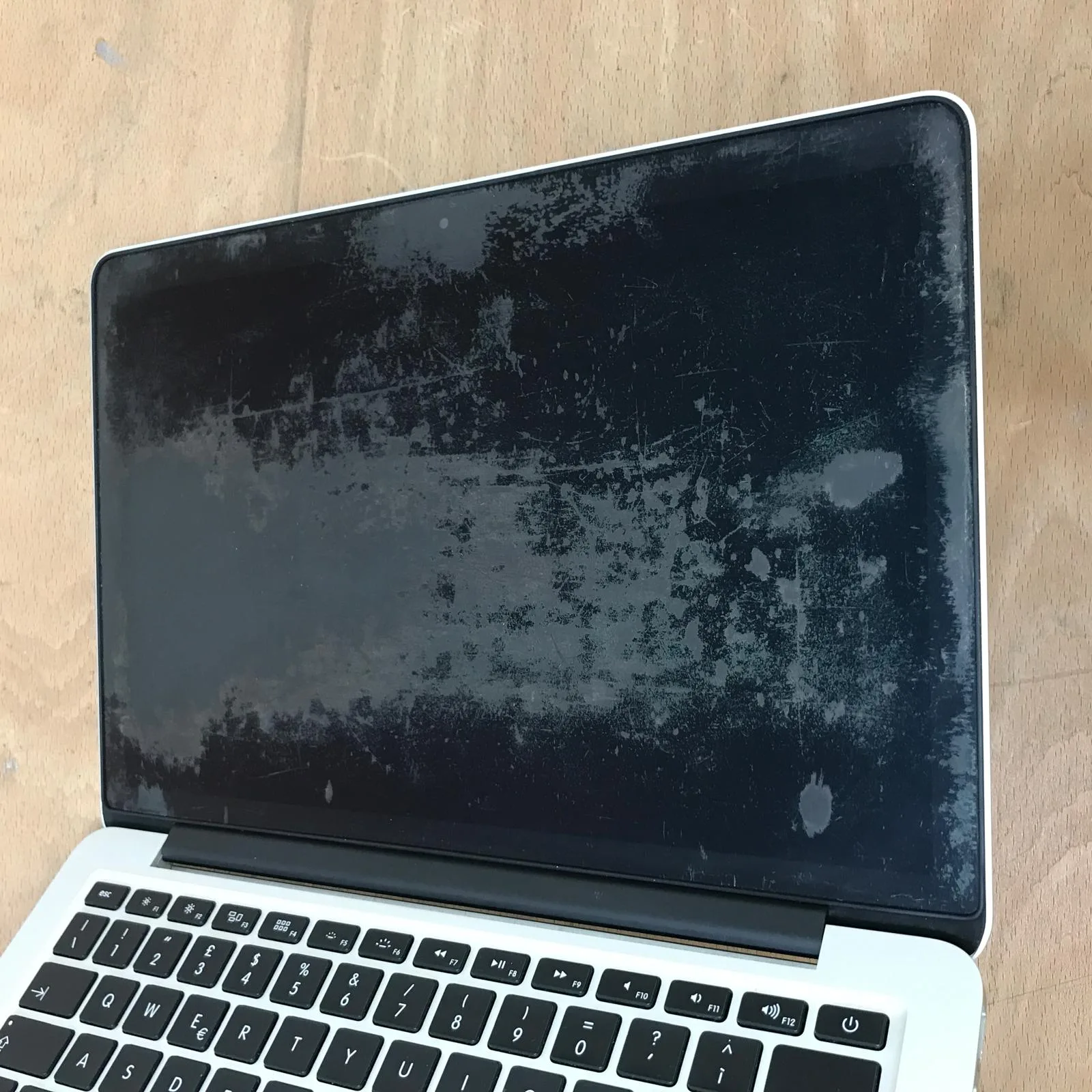 Apple MacBook Pro 13 pollici (2015) i5 2.7 GHz 2-Core, Display Retina - [Antiriflesso rovinato], fotografia 3