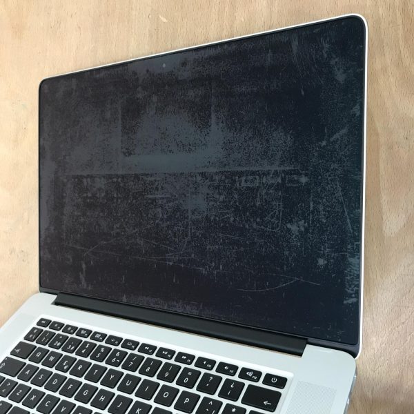 Apple MacBook Pro (Retina, 15 pollici, metà 2015, i7 2.5GHz 4-Core, 16GB RAM, 512 GB SSD, AMD 2GB) Ricondizionato <strong>[Antiriflesso rovinato]</strong> - Image 2