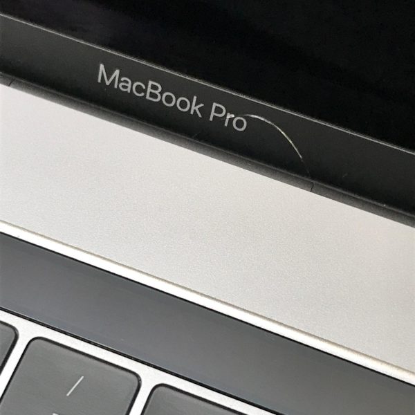Apple MacBook Pro (15 pollici, 2016, i7 2.6GHz 4-Core, 16GB RAM, 512GB SSD, AMD 2GB) Ricondizionato - <strong>[Segni stickers]</strong> - Image 3