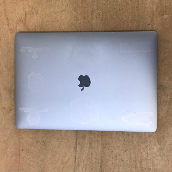 Apple MacBook Pro (15 pollici, 2016, i7 2.9GHz 4-Core, 16GB RAM, 1TB SSD, AMD 4GB) Ricondizionato - <strong>[Segni stickers]</strong> - Image 2