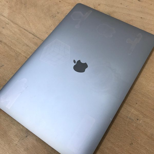 Apple MacBook Pro (15 pollici, 2016, i7 2.9GHz 4-Core, 16GB RAM, 1TB SSD, AMD 4GB) Ricondizionato - <strong>[Segni stickers]</strong> - Image 3