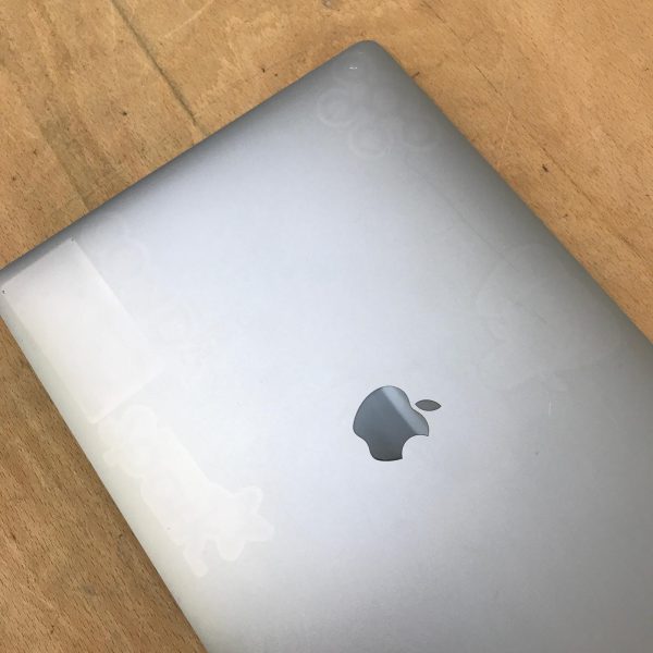 Apple MacBook Pro (15 pollici, 2017, i7 2.9GHz 4-Core, 16GB RAM, 512GB SSD, AMD 4GB) Ricondizionato - Grigio Siderale <strong>[Segni stickers]</strong> - Image 3