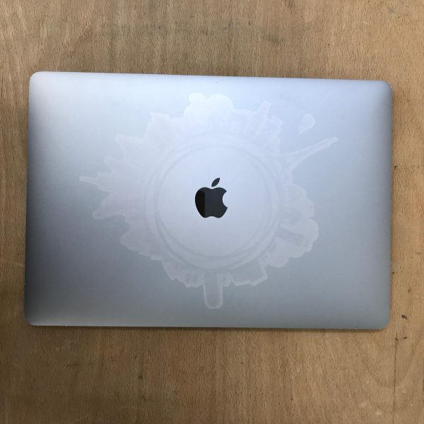 Apple MacBook Pro (15 pollici, 2016, i7 2.6GHz 4-Core, 16GB RAM, 512GB SSD, AMD 2GB) Ricondizionato - <strong>[Segni stickers]</strong> - Image 2