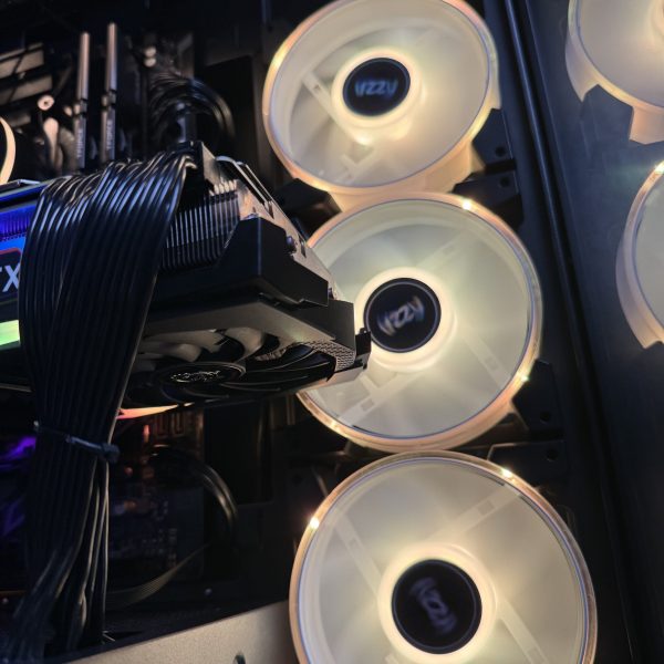 PC Gaming Ricondizionato GIGABYTE MSI (i9 8-core, 32GB RAM, RTX 2080 8GB) - Windows 11 - Eccellente - Image 2
