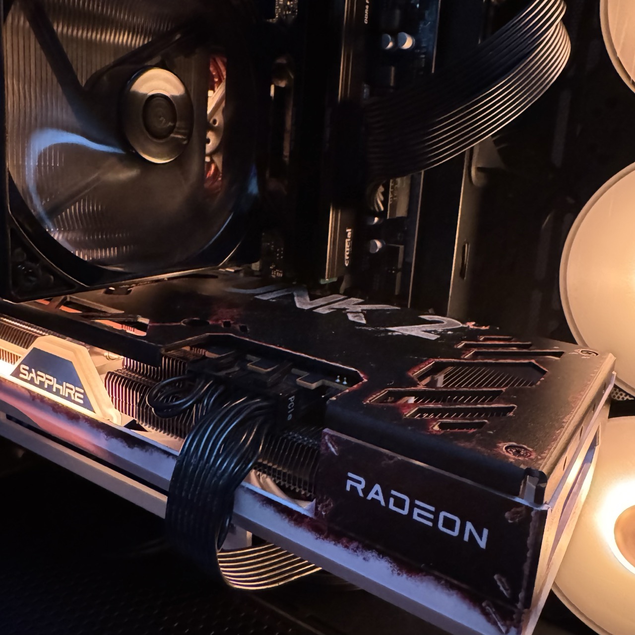 PC Gaming Ricondizionato assemblato ASRock (Ryzen 7 8-core, Radeon RX 7700 XT 12GB, 32GB, 3TB) - Windows 11 - Eccellente - Image 6
